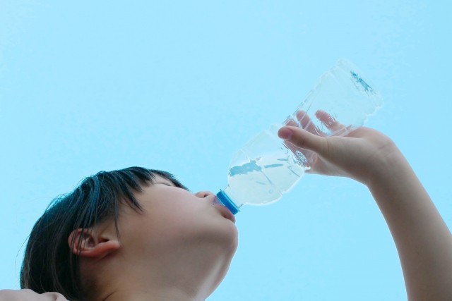 水を飲む子供