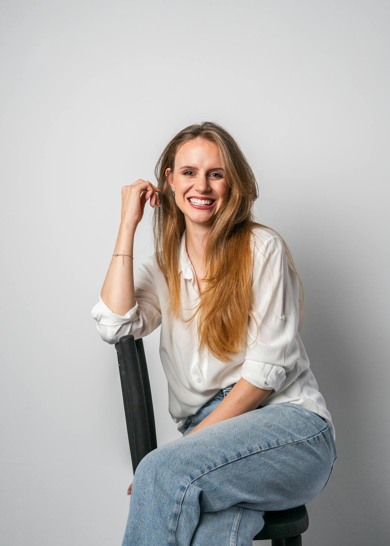 a women sitting on a chair and smiling
