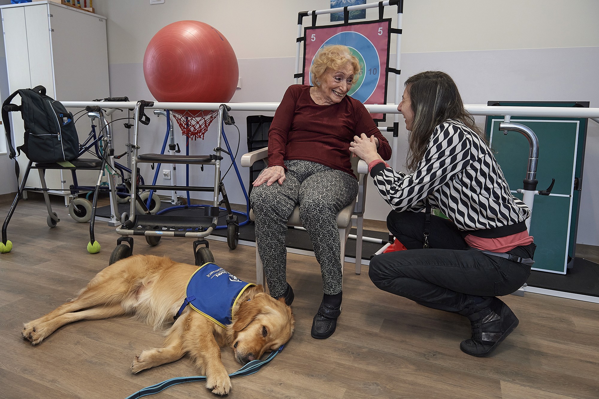 Saïko profite d’un petit moment de complicité entre Héloïse et une résidente pour se reposer.