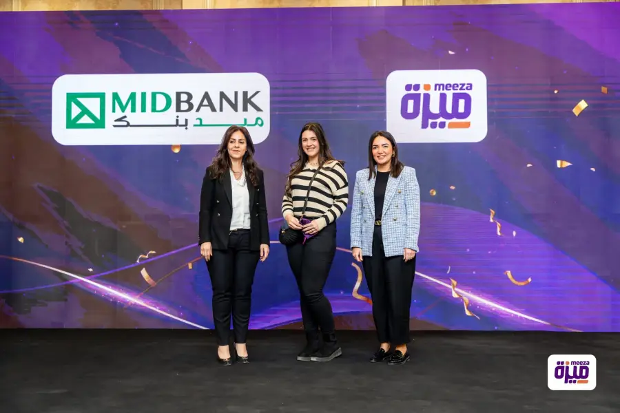 Prize-giving portrait with MIDBANK and Meeza event backdrop
