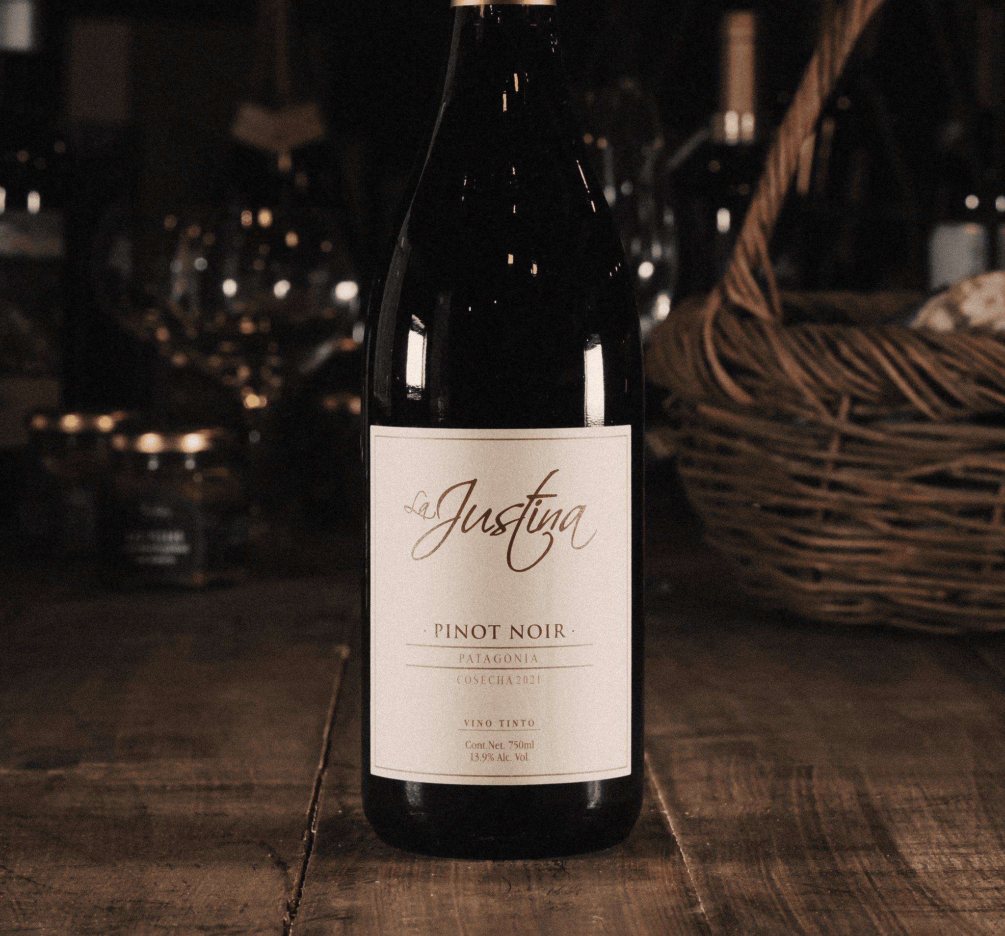 Fotografía de vino Pinot Noir LJ de La Justina, edición premium, destacando frescura, notas florales y expresión auténtica del terroir patagónico.