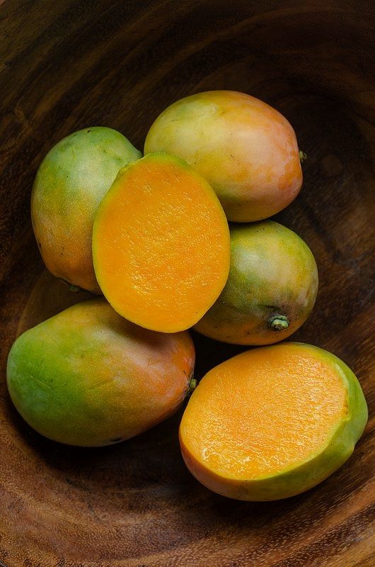 Fresh tropical mangoes