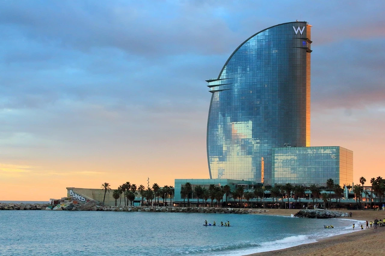 Vista del Hotel W en la playa de Barcelona, un destino ideal para pagar alojamientos y vuelos con la tarjeta internacional de Takenos.