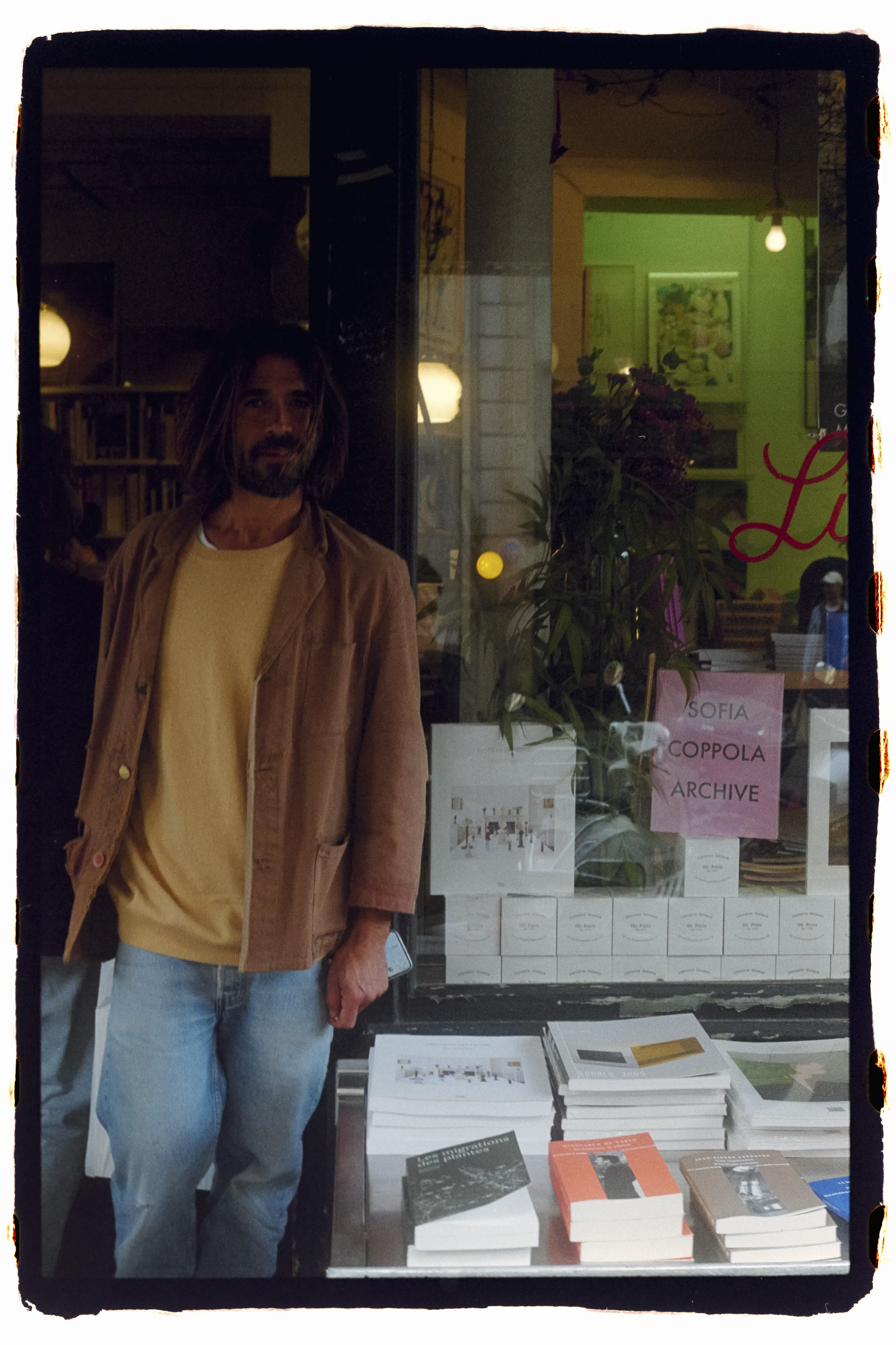 nicolas lefebvre saliendo de una libreria