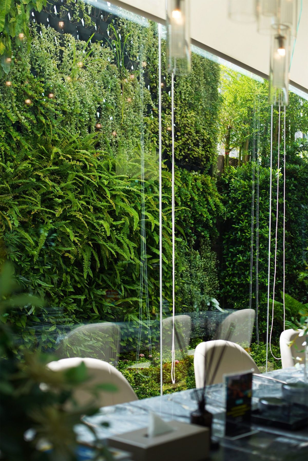 工業風開放式辦公室設計，配備曲面聲學板、室內綠化及人體工學座椅，營造現代感商務工作空間。The industrial-style open-plan office design features curved acoustic panels, indoor greenery, and ergonomic chairs, creating a modern business workspace.