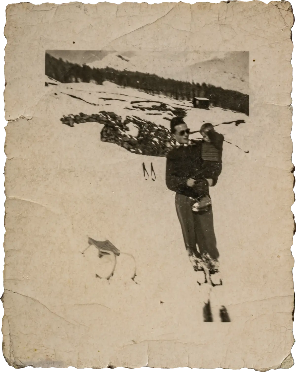 Ein altes schwarz weiß Bild von einer Frau in Skiern welche ein Kind hält.