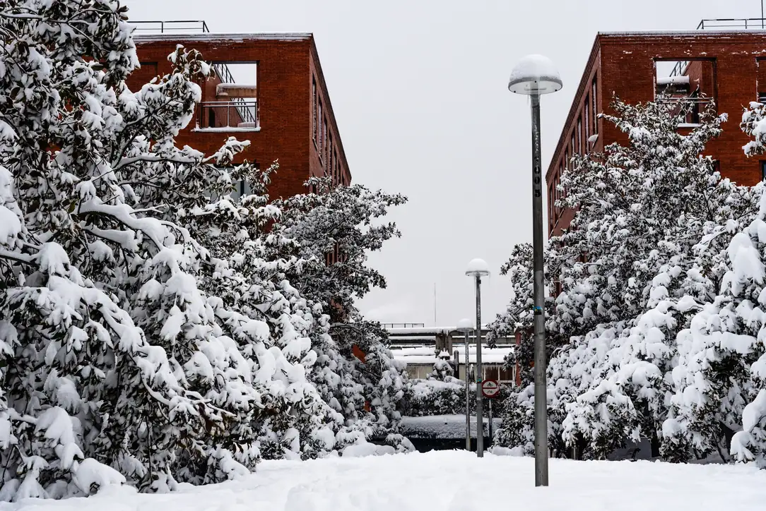 Eingang eines Mehrfamilienhauses im Schnee