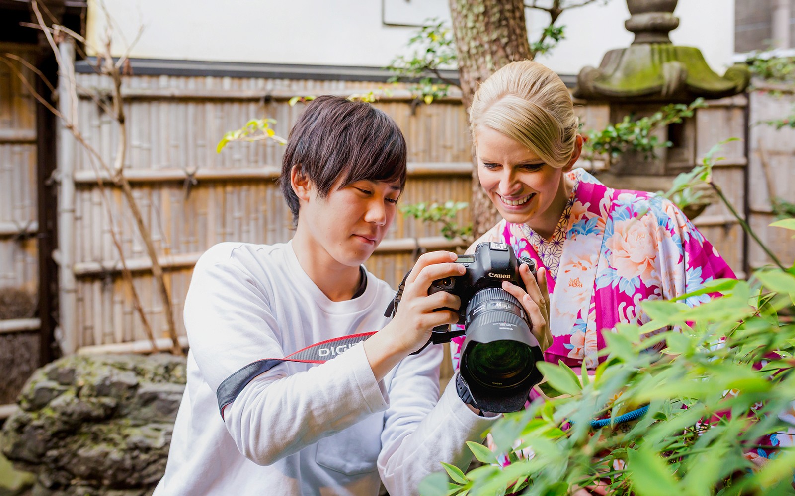 Fotógrafo mostrando la cámara a una mujer con kimono en Kyoto Kimono Rental Yumeyakata.
