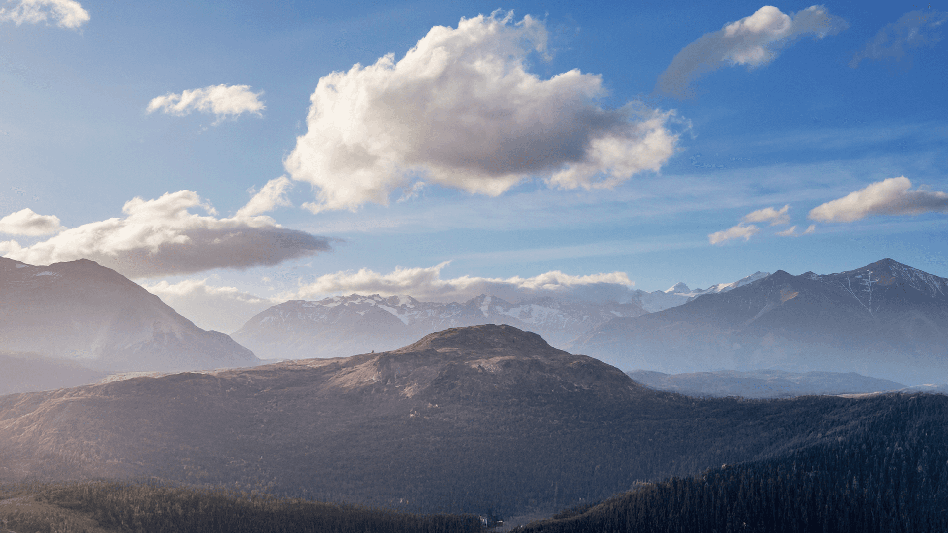 paysage montagneux avec des nuages et un ciel bleu, au chili