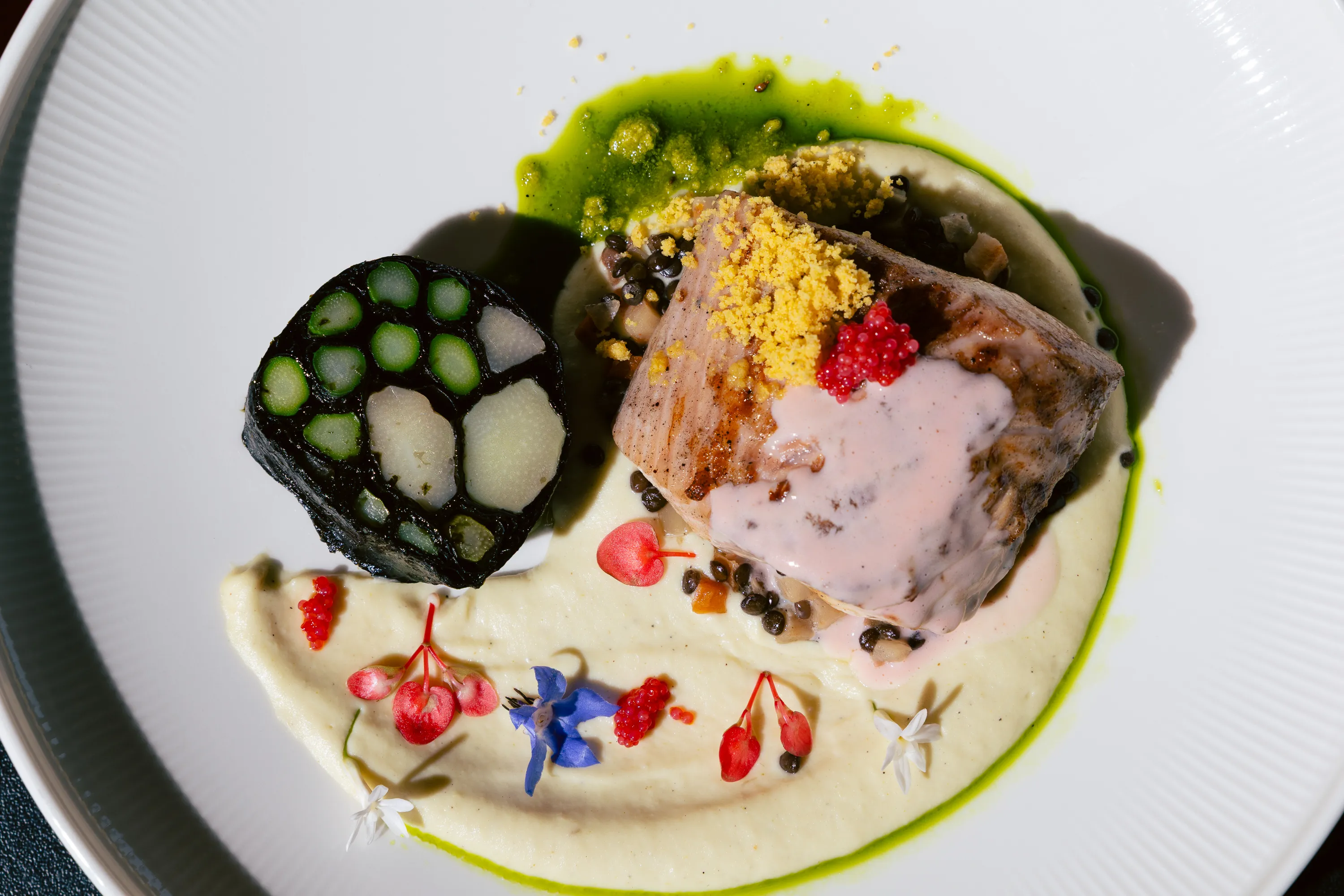 Kuzu Karski
Tranchierter Lammrückenfilet, Hauch von Süßkartoffelpüree, Narane Sauce
