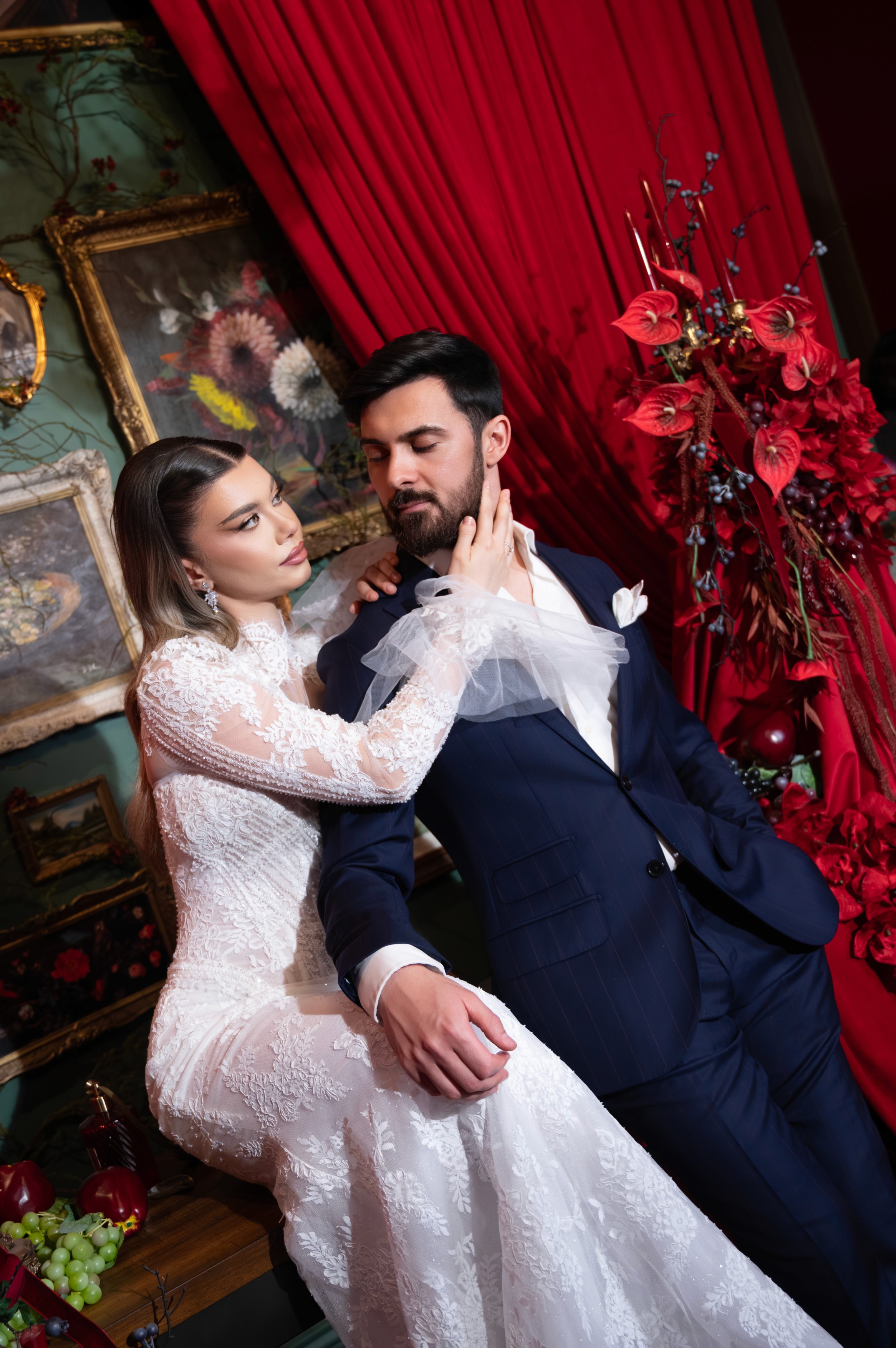 Mire și mireasă fotografiați într-o poziție elegantă cu accente vintage, ședință foto bridal în București