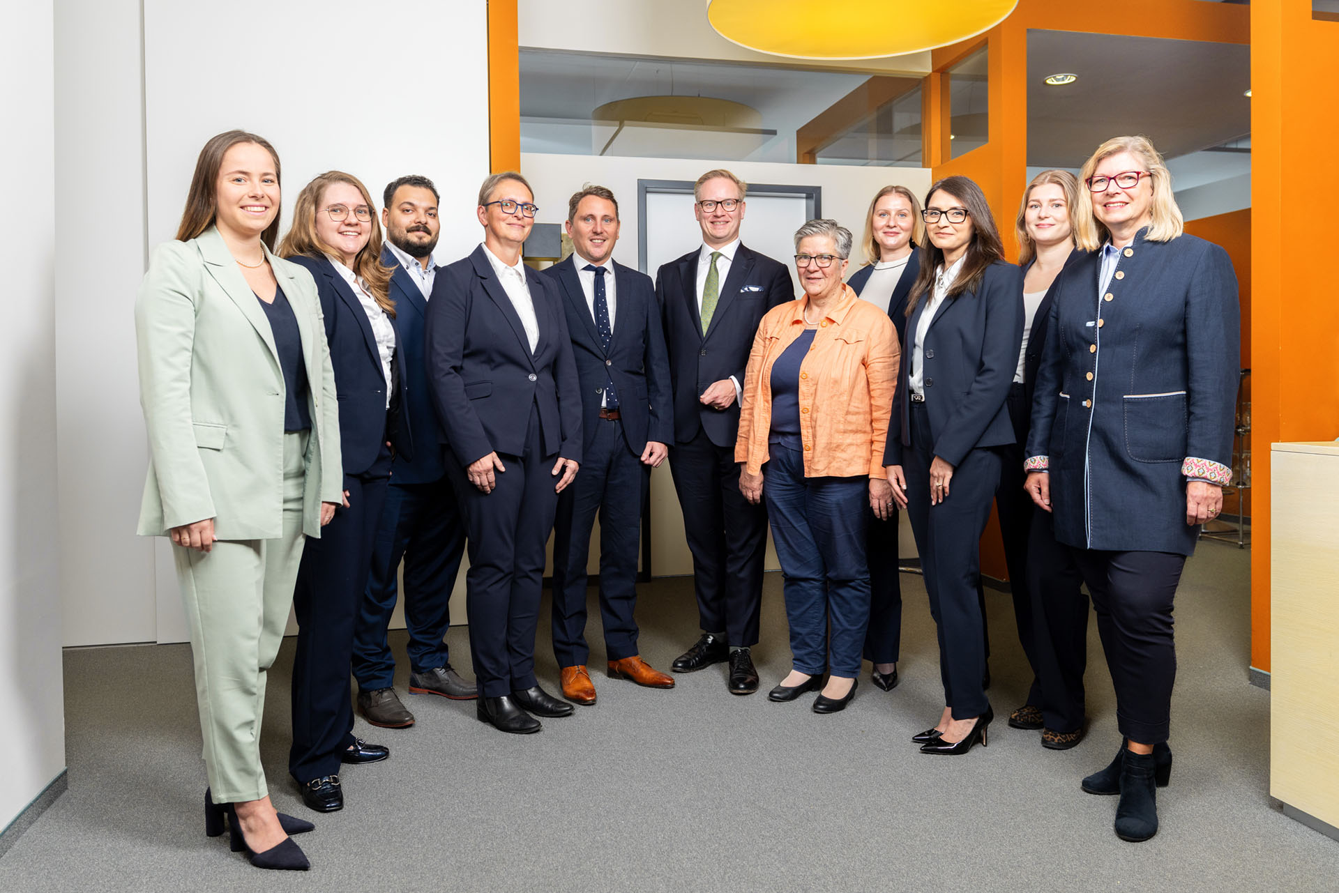 Gruppenfoto der gesamten Kanzlei Webersinn Behr + Cie. mit allen Mitarbeitern