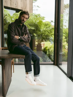 Dans le lookbook de la marque Danoise Another Aspect, le mannequin porte un costume gris et une chemise blanche