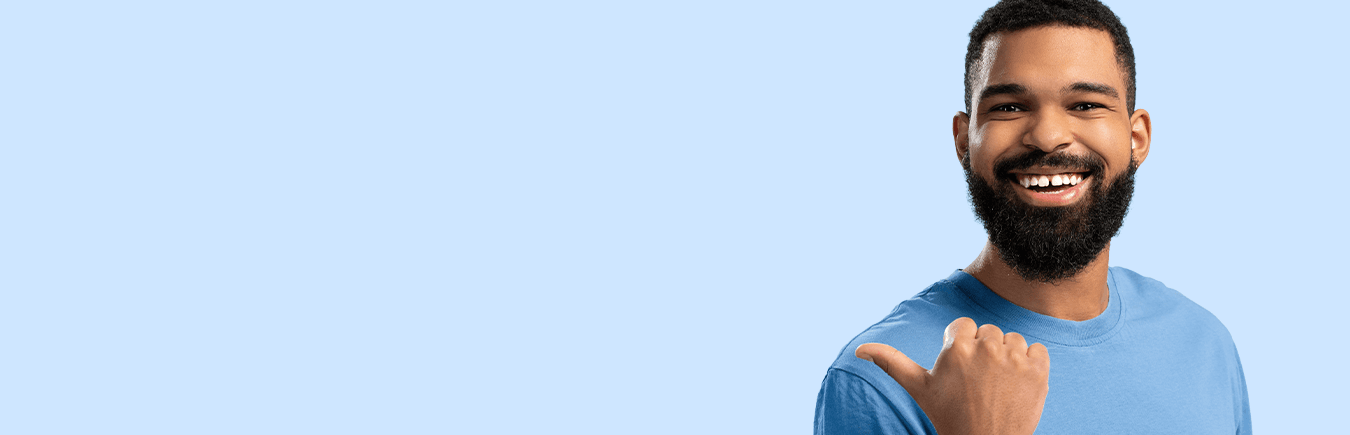 Técnico de TI da rede FindUP sorrindo e apontando para o lado, representando a prontidão e a simpatia dos profissionais de suporte disponíveis para atendimento