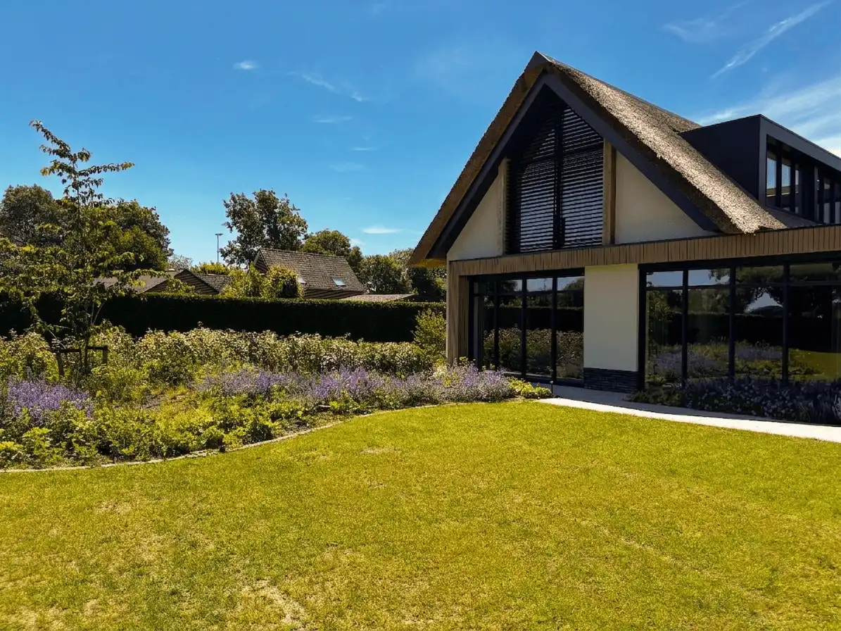 Strak tuinonderhoud van een villa in het land van Cuijk door Hoveniersbedrijf Star Landscaping