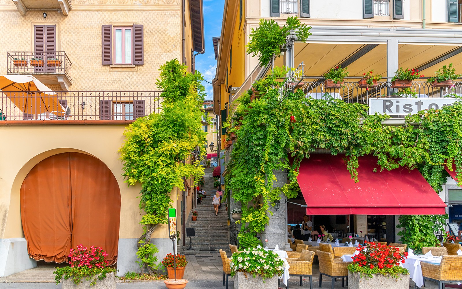 Bratt trapp mellom bygninger i Bellagios landsby ved innsjøen.