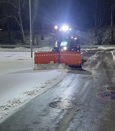 Traktor odśnieżający parking