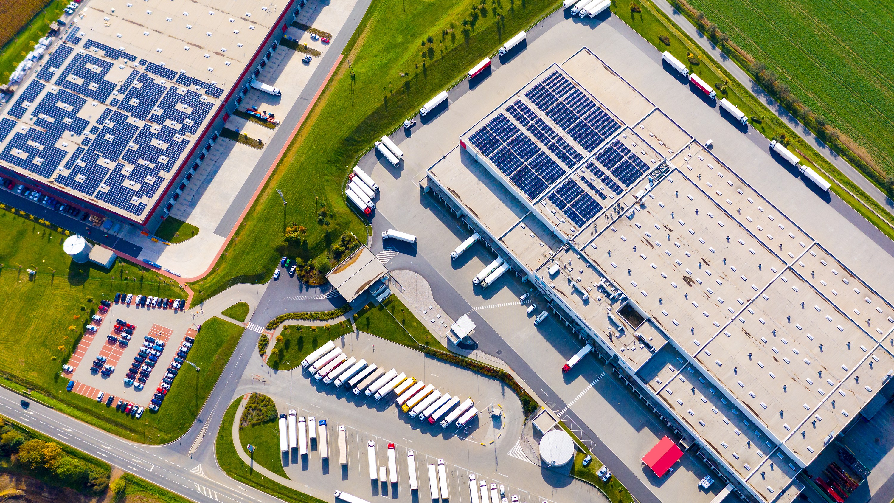 Photo d’un technicien Solarock devant une installation de panneaux solaires chez un de nos clients en France.
