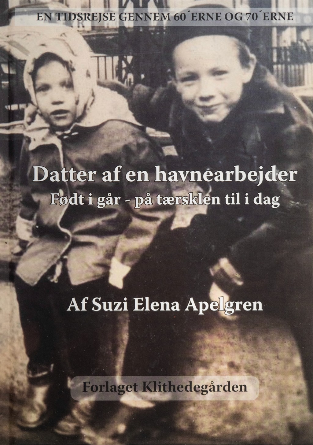 Bogforside af "Datter af en havnearbejder - Født i går på tærsklen til i dag" af Suzi Elena Apelgren. En tidsrejse gennem 60'erne og 70'erne set fra et arbejderbarns perspektiv