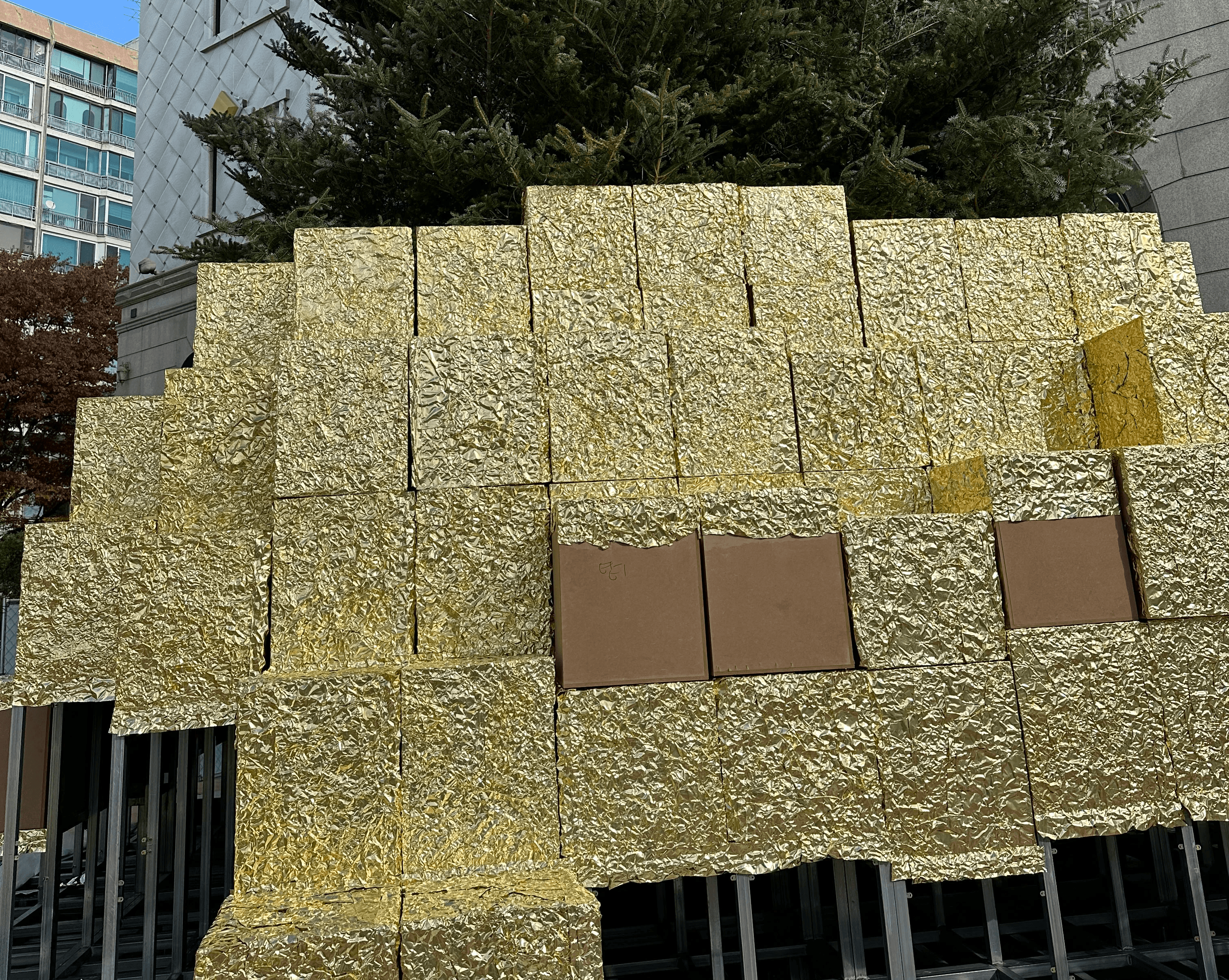 보테가 베네타 골드 큐브 현장 설치 과정, 갤러리아 EAST 광장 / Bottega Veneta gold cube on-site installation, Galleria EAST plaza