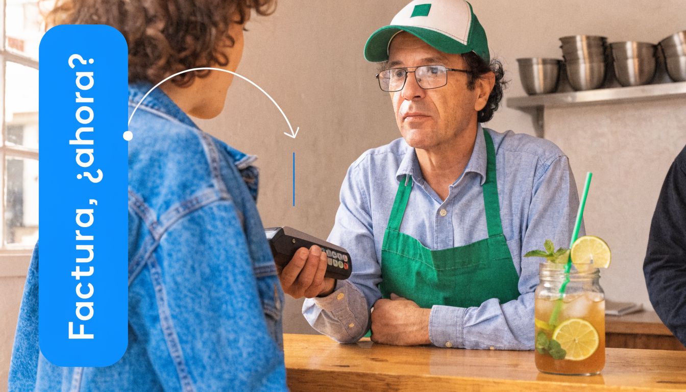 Un cliente paga con tarjeta a un empleado de cafetería que le pregunta sobre la factura.