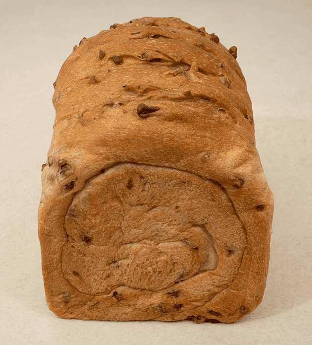 Pan semi integral con forma curva y greñado rústico, típico de los panes artesanales de Horneology.