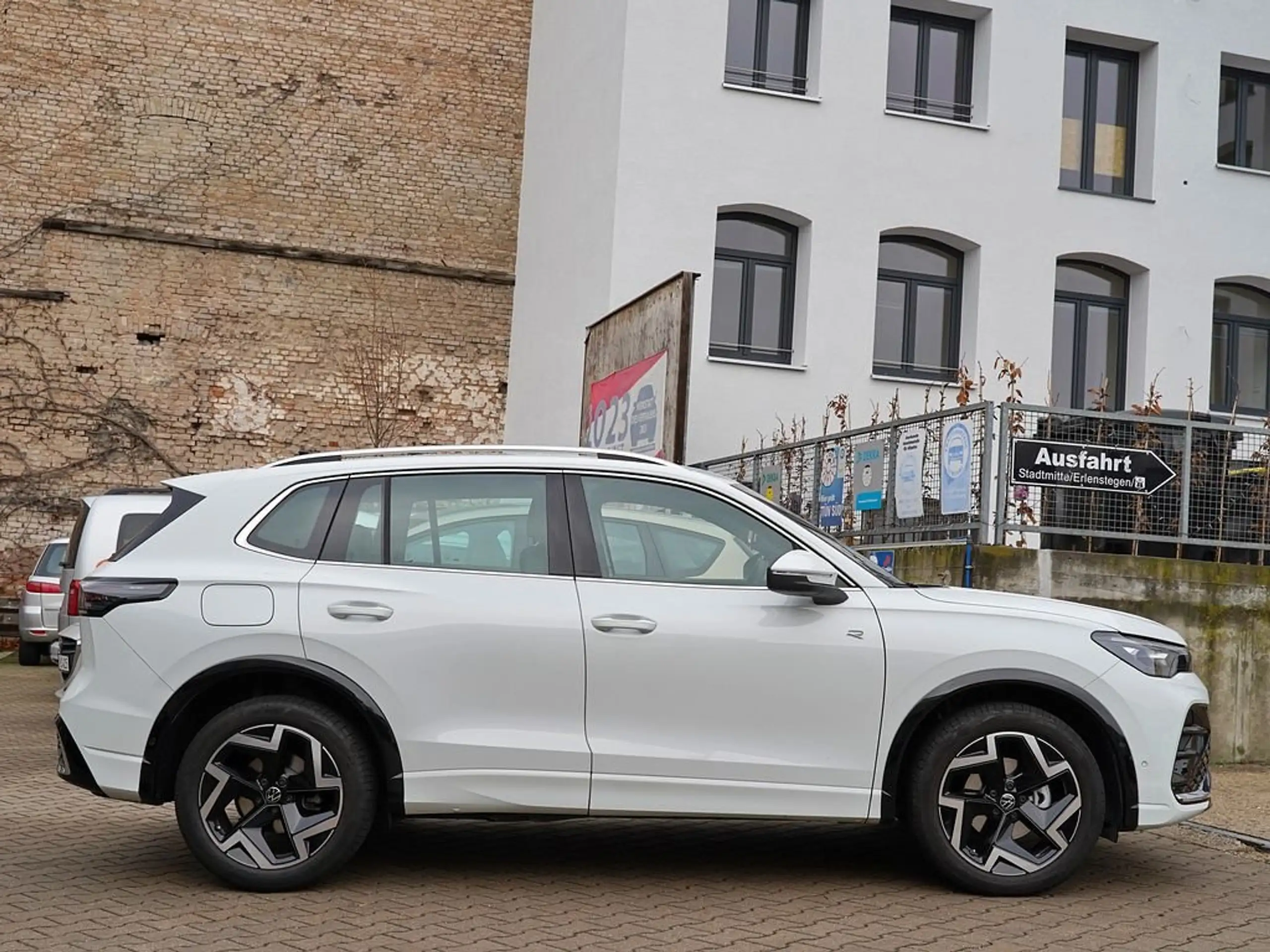 Volkswagen Tiguan 1.5 eTSI | R-Line | 360 | IQ | NAVI | Standheizung