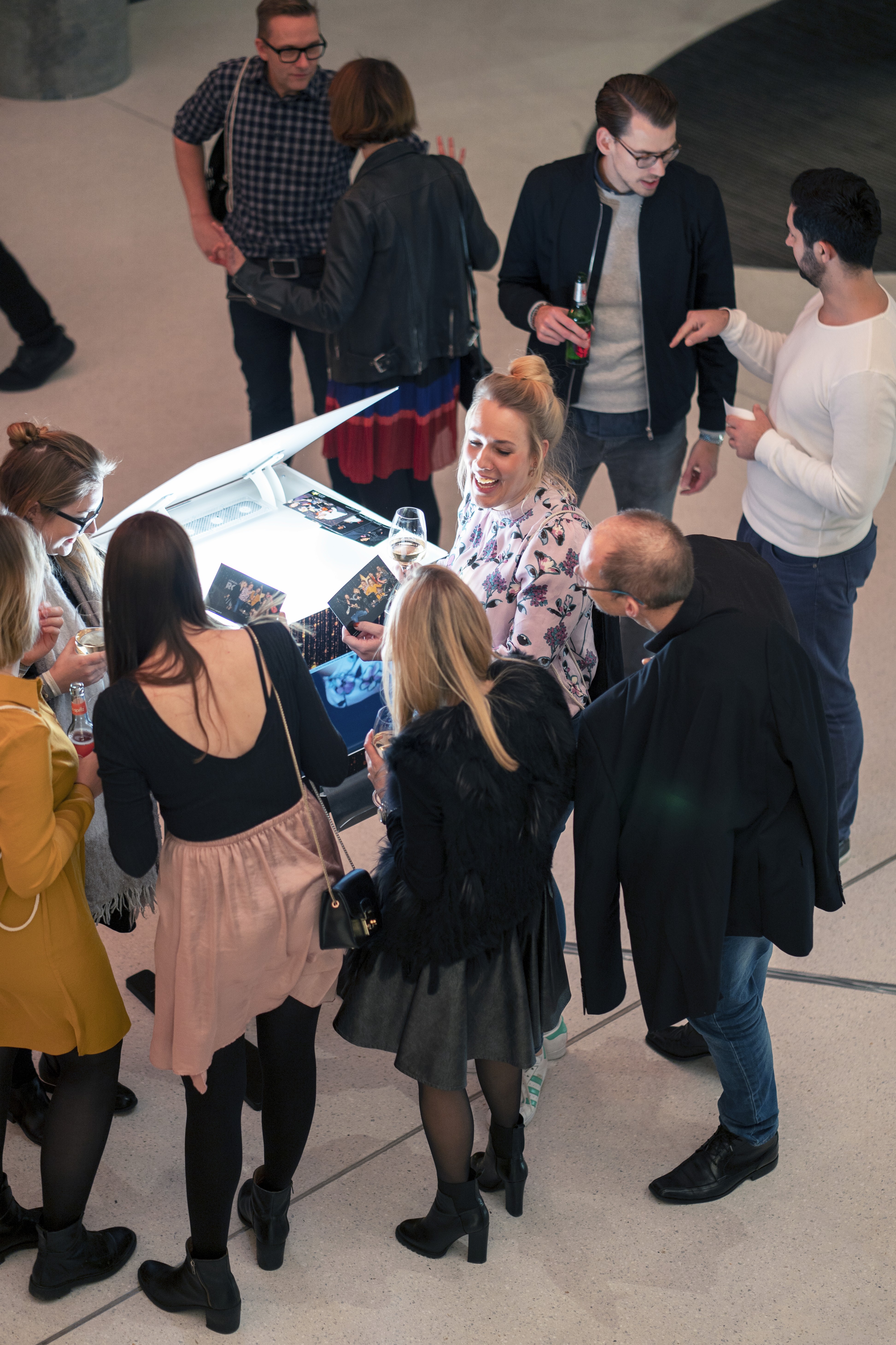 Nutzer wählt Optionen auf einem Touchscreen-Interface eines SnapCube Moduls.