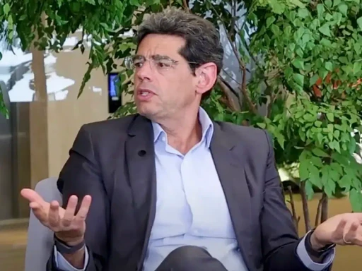 Três pessoas conversam ao ar livre, cercadas por plantas verdes e uma atmosfera relaxante.