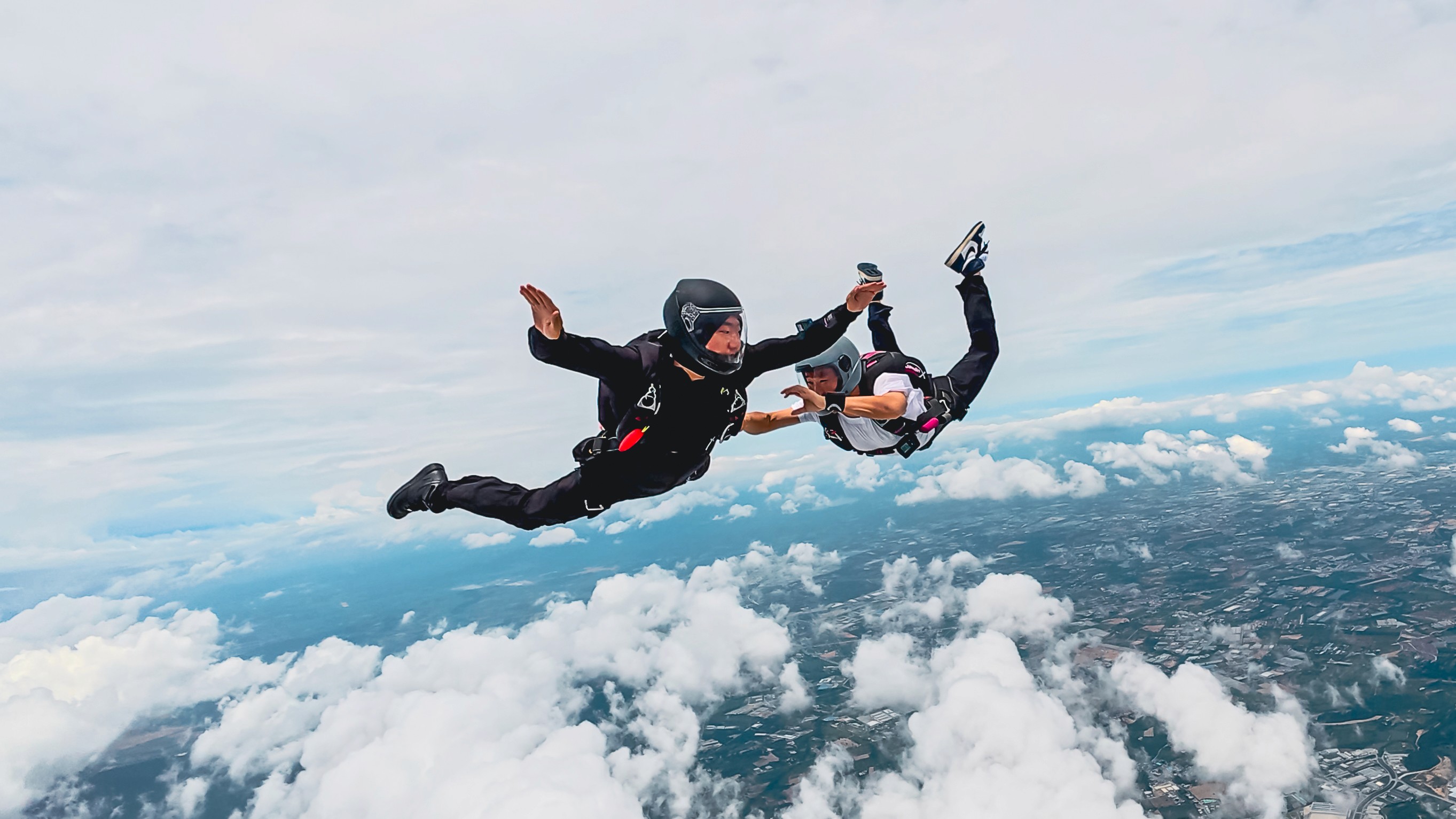 Licensed skydivers in formation
