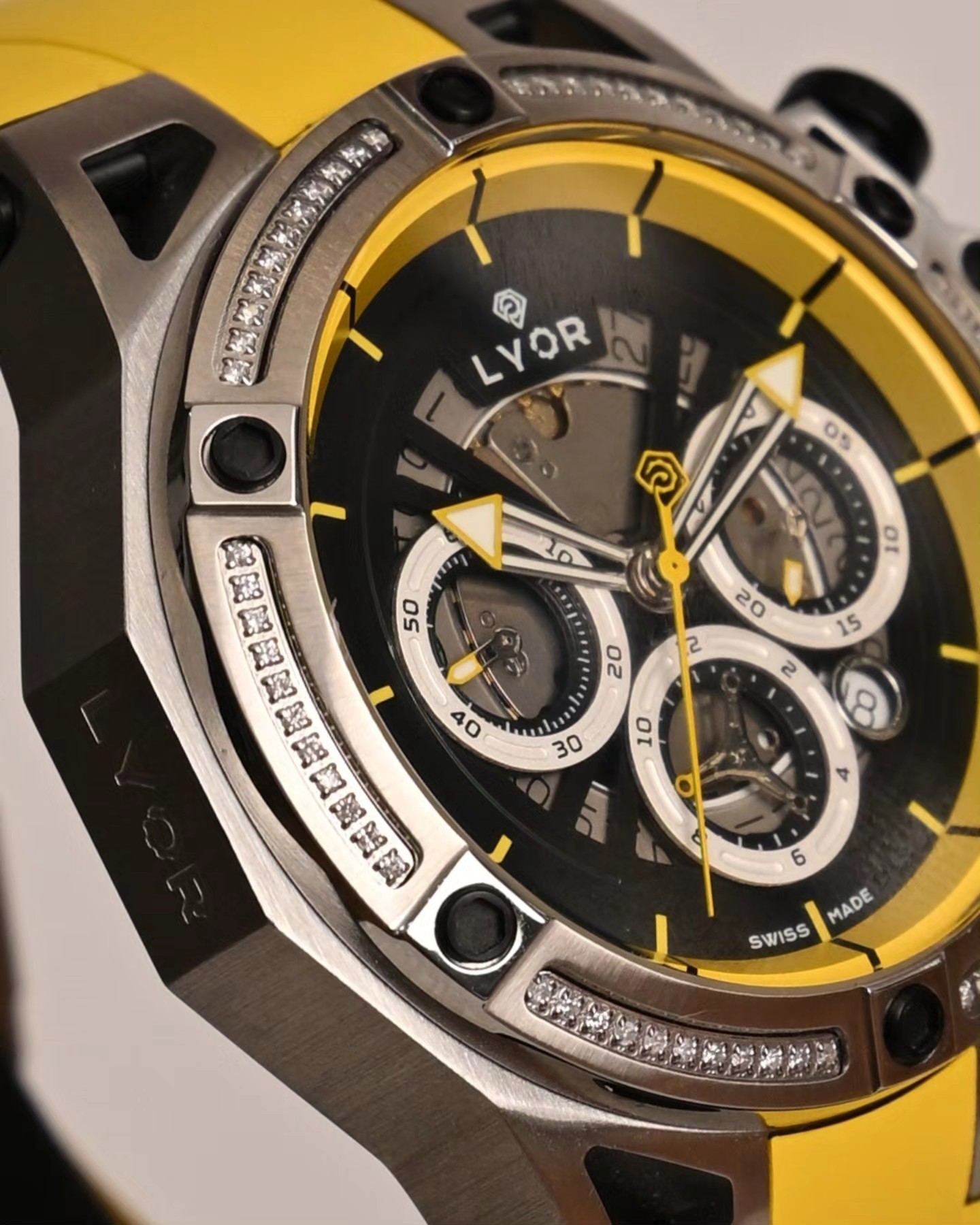 ALTURA watch inside a brown leather case