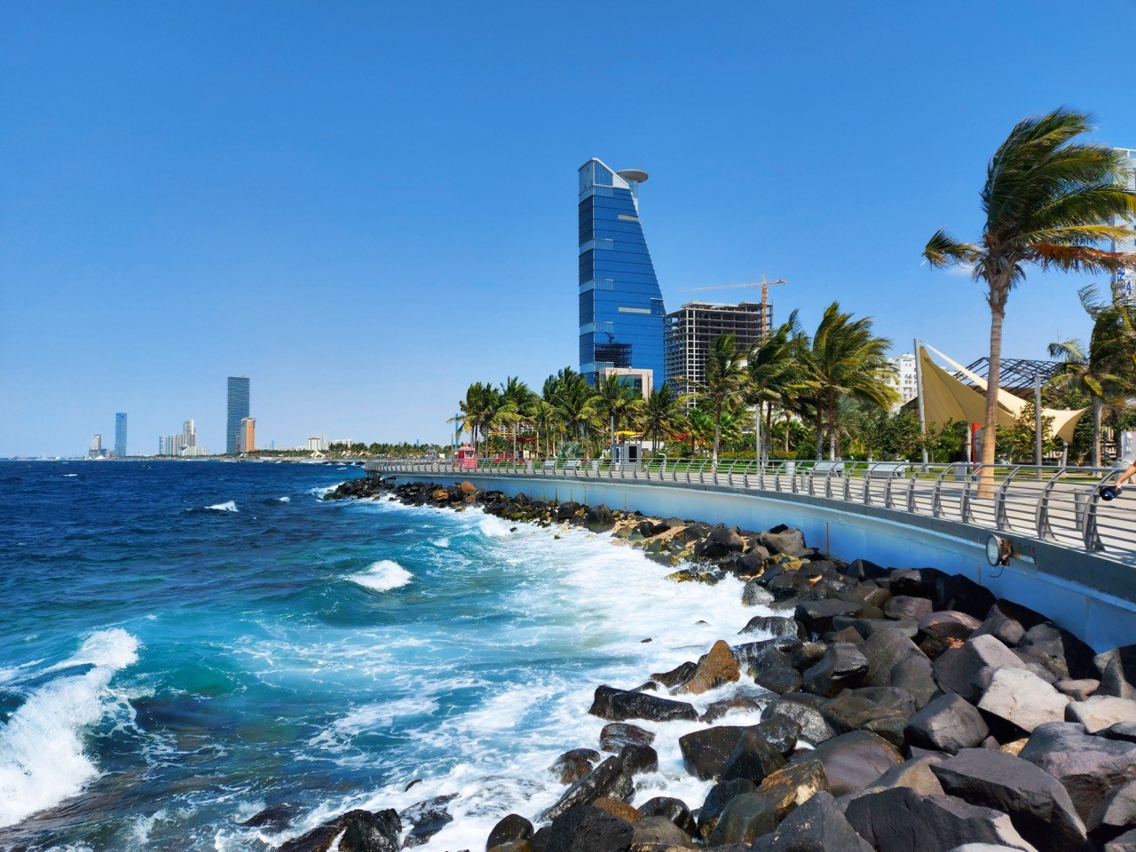 Vibrant coastal scene of the Red Sea along the Jeddah shoreline, reflecting the dynamic and picturesque setting of SAA Law's location.