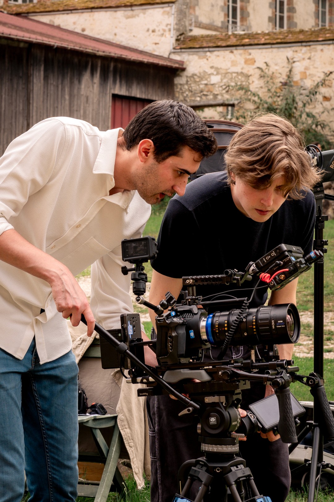 Réglage d’une optique cinéma pendant le tournage de Yakshmere Horizons.