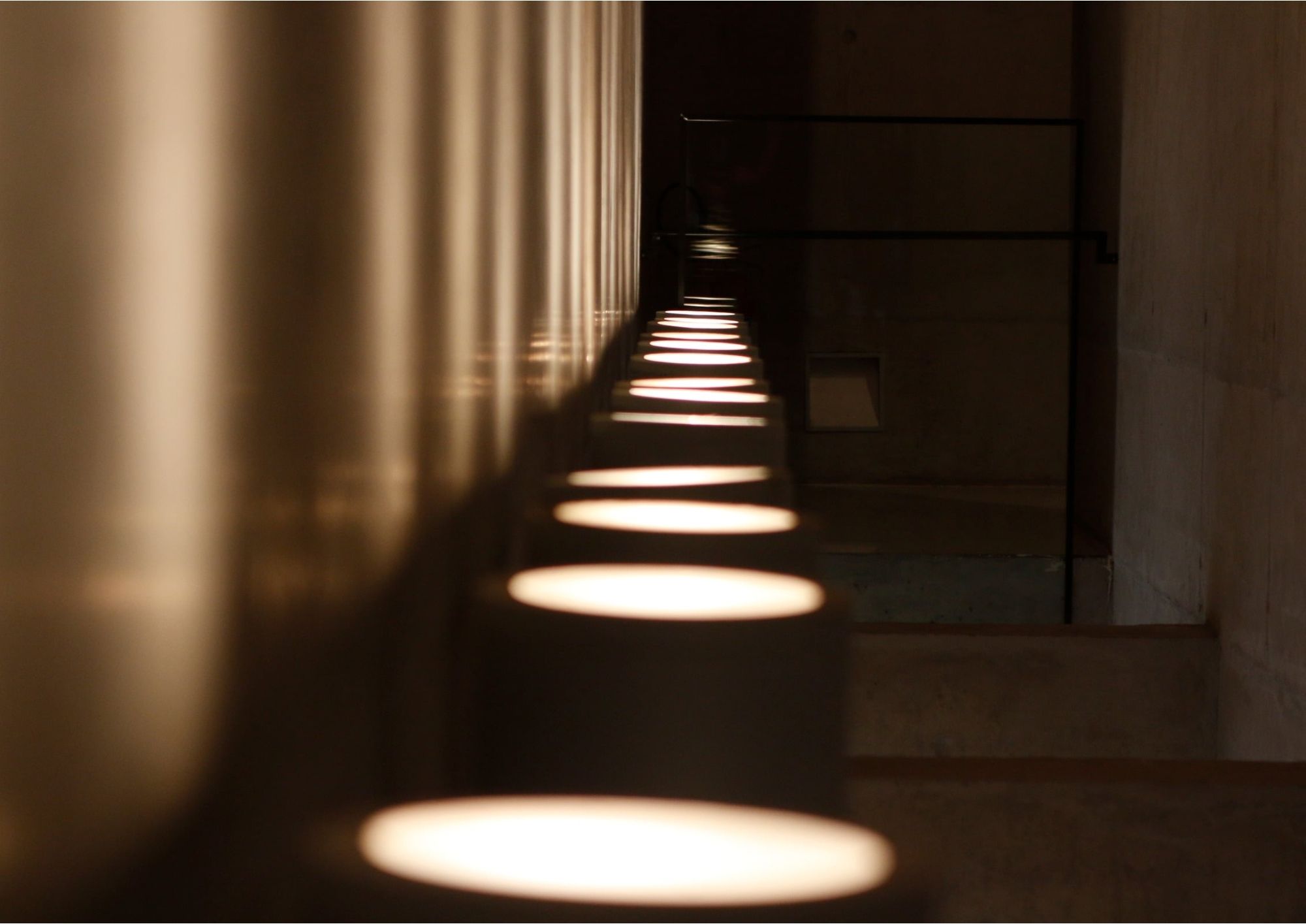 Dettaglio di illuminotecnica moderna e finiture di design negli interni di un appartamento nuova costruzione a Torino Ovest (Collegno), comodo alla linea della metropolitana.