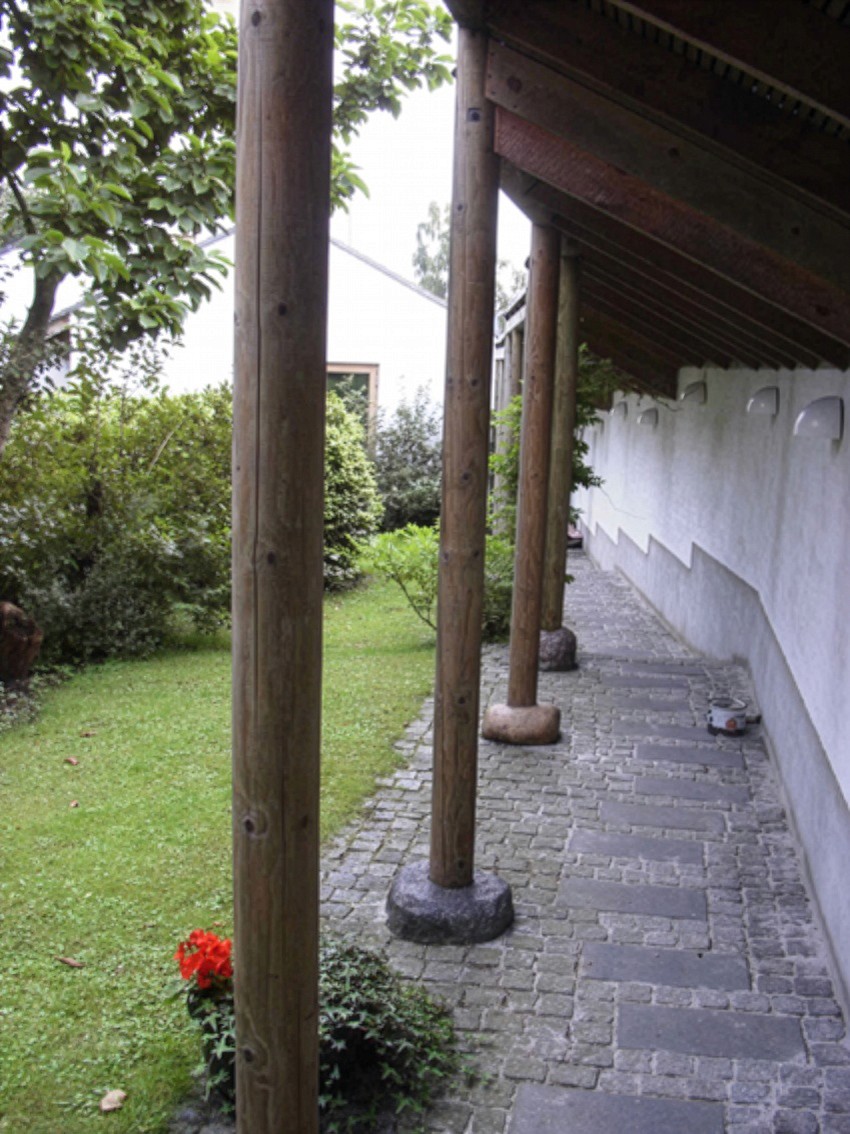 18本の柱からなるアネックスへの回廊