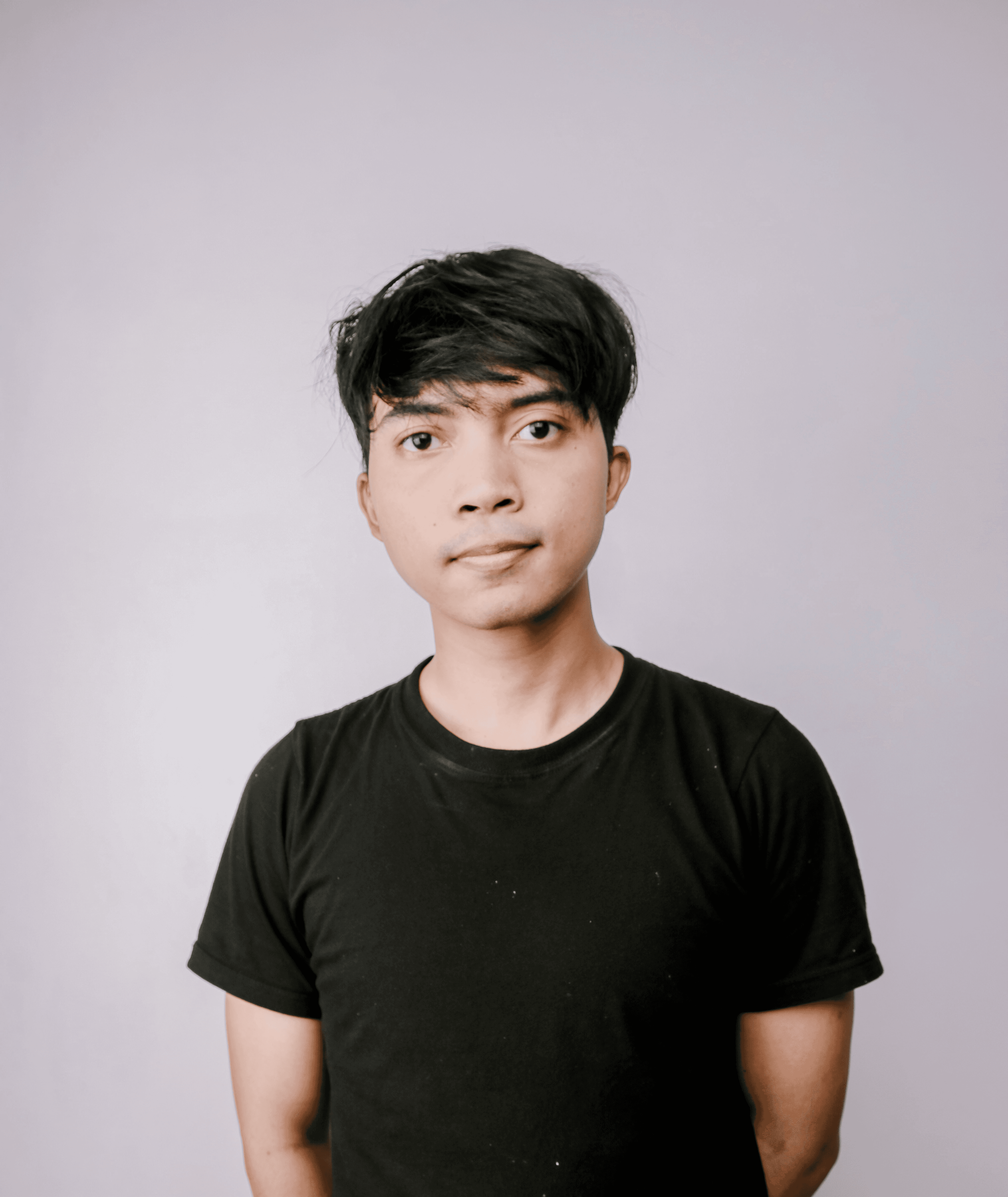 man in black crew neck t-shirt