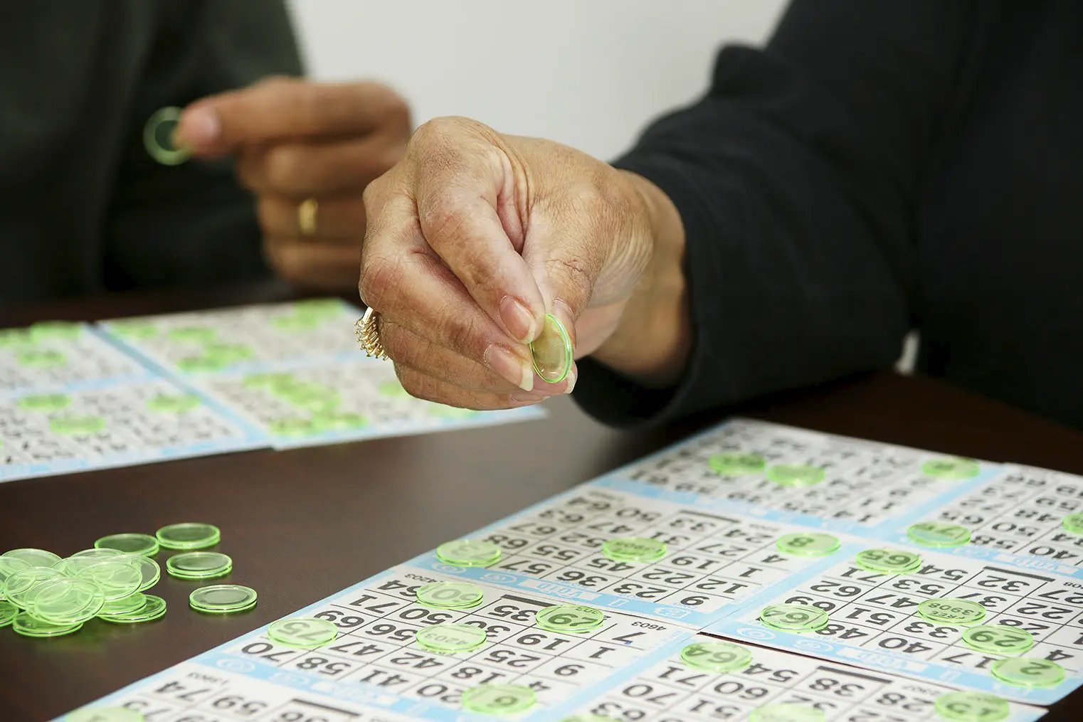 Illustrasjonsbilde av en person som spiller bingo.