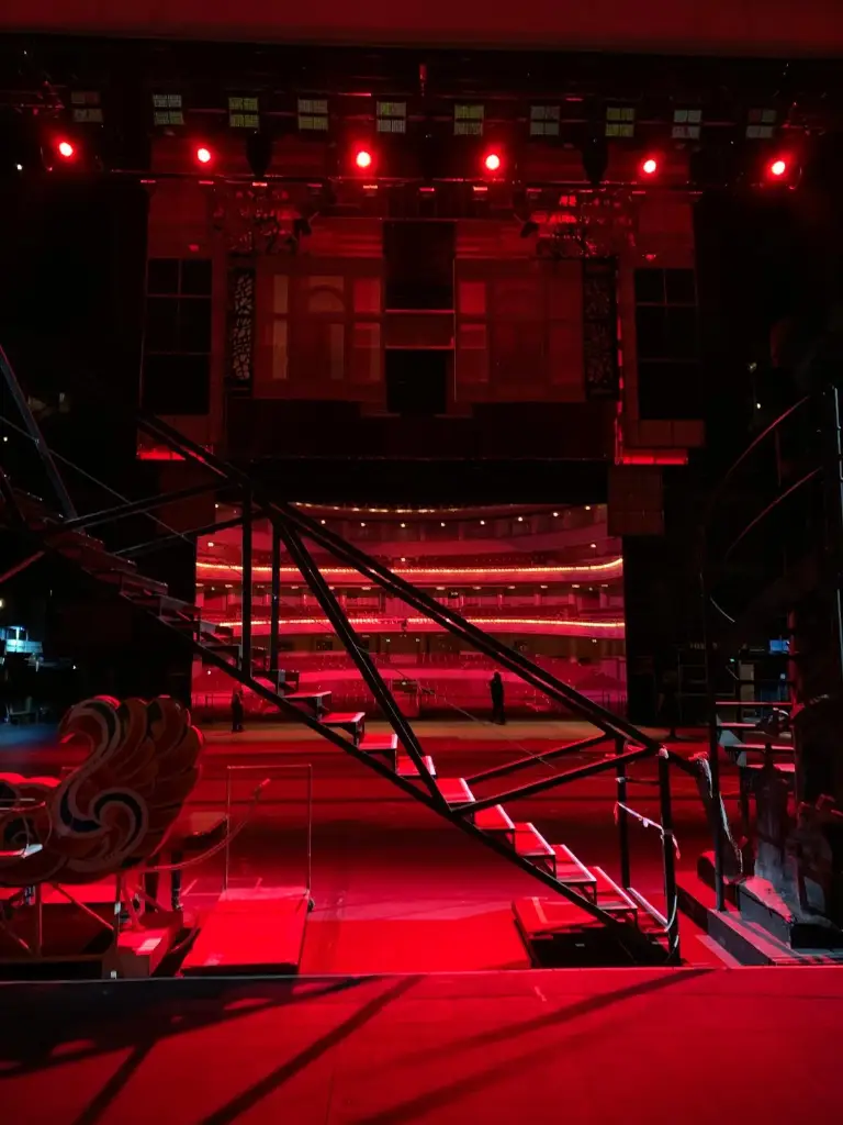 ORLEN Art & Science konferencja prasowa, scena teatralna w czerwonym oświetleniu