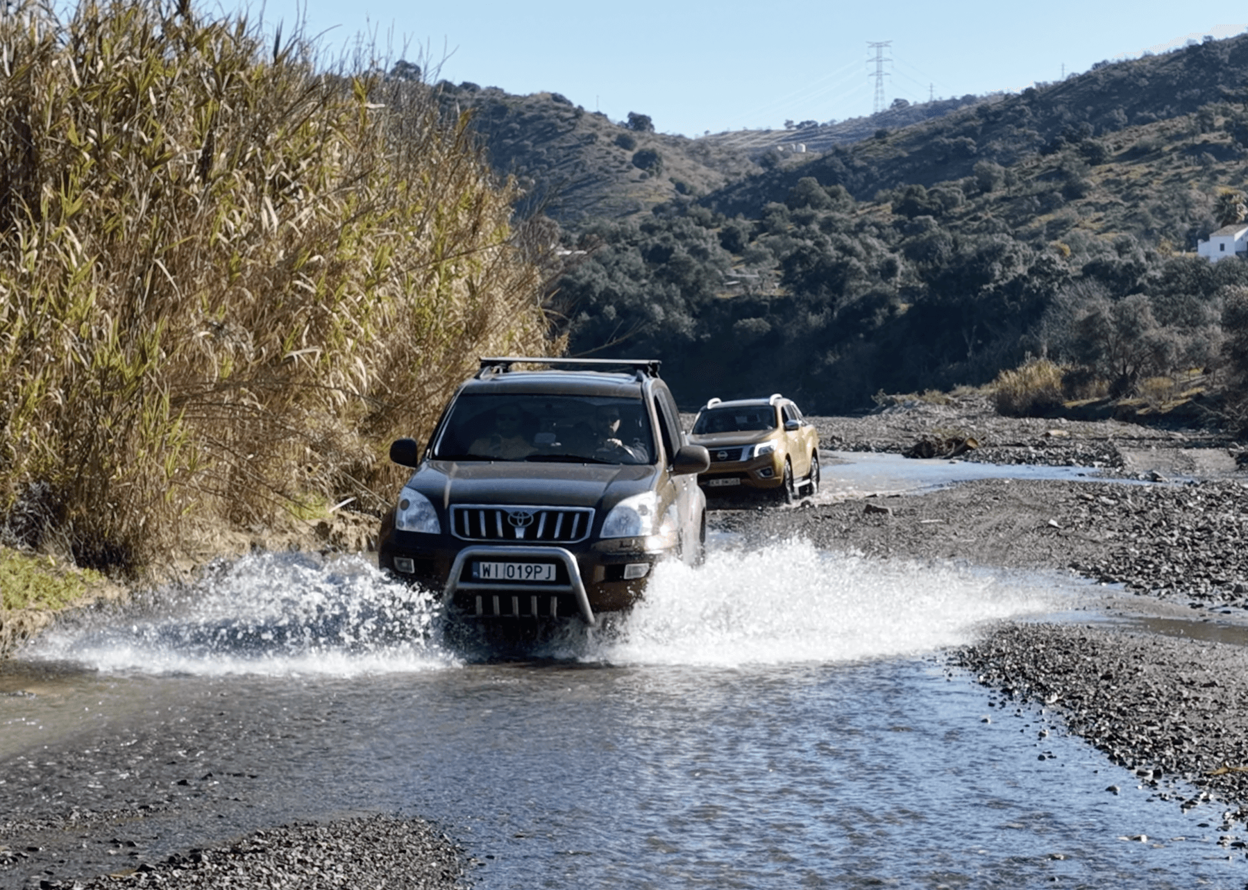 Внедорожники едут по руслу высохшей реки