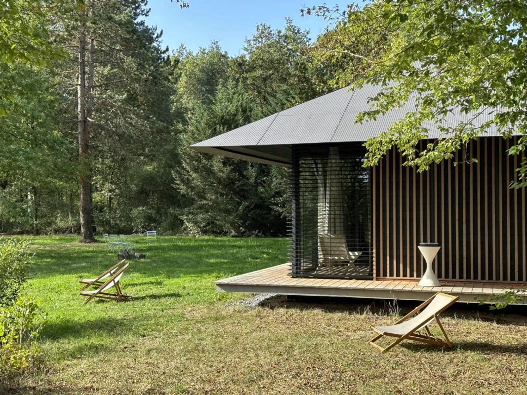 Écolodge Teshima en bois, ermitage contemplatif à toit quatre pans dans la nature