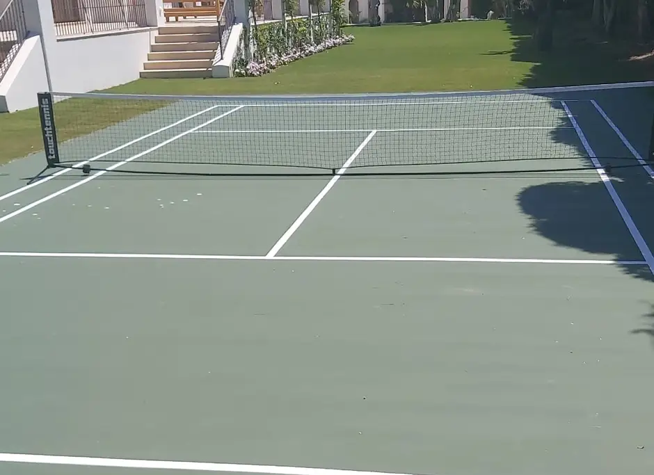 atico al aire libre con piscina y velas de sombra