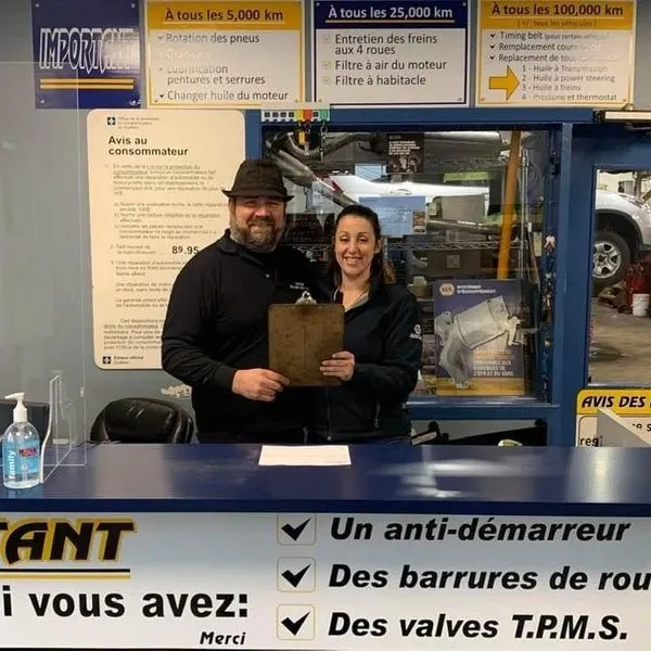 Accueil du Garage Claude Coutu avec deux membres de l’équipe derrière le comptoir de réception  Souhaites-tu un style uniforme pour les tailles d’images ou des suggestions d’ordre pour leur affichage dans le footer ?