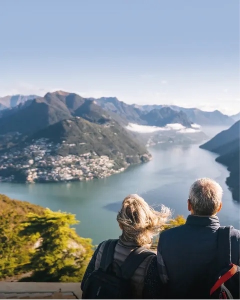 Seguro garantizado Allianz Capital. Matrimonio senior disfrutando de su jubilación anticipada con un seguro de vida ahorro a prima única que garantiza el capital invertido.