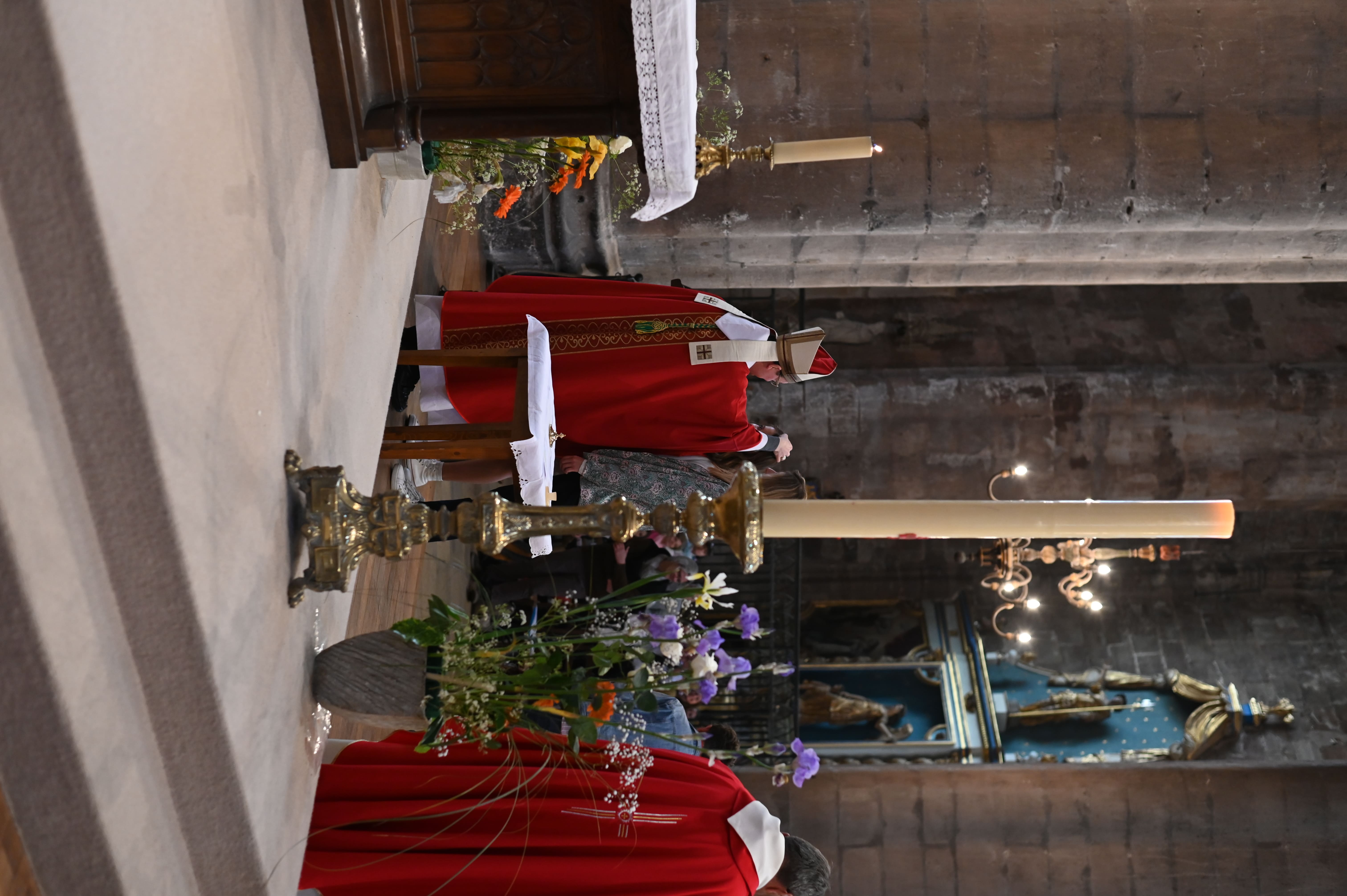 L'évêque du diocèse de Rodez pendant la confirmation