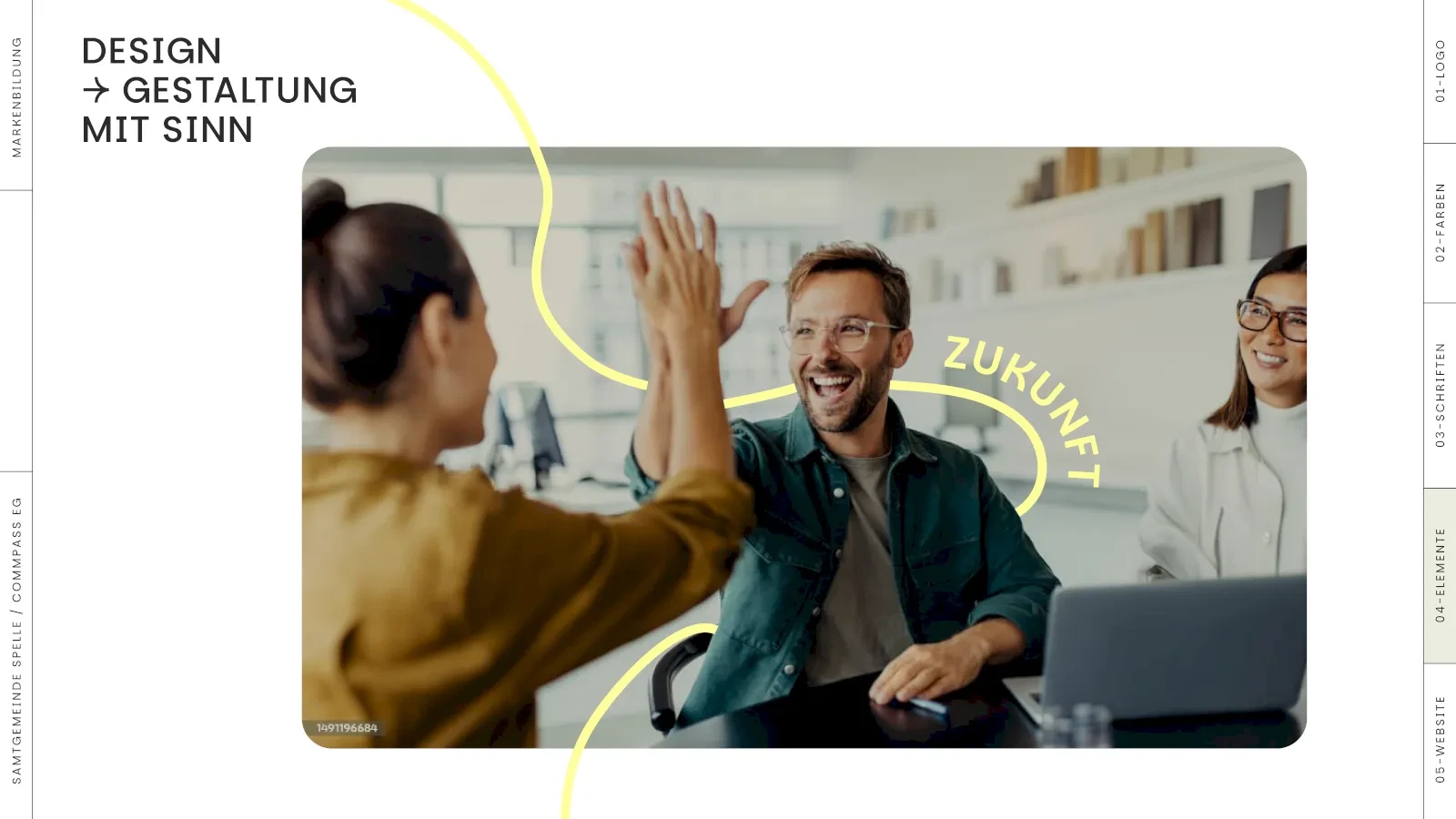 Team feiert Erfolg: Menschen geben sich High Five. Zukunft gestalten.