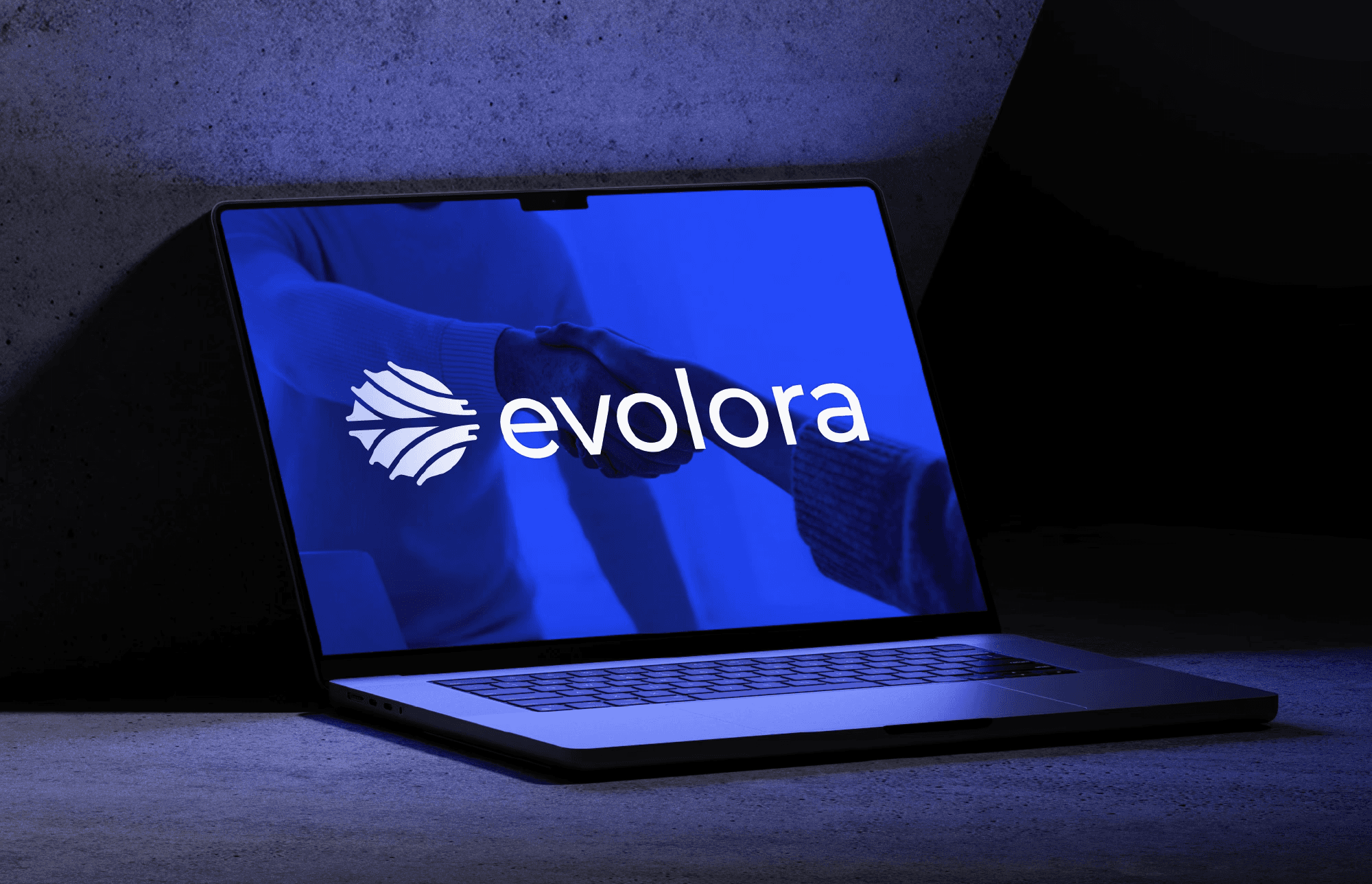 Oridnateur sur fond béton