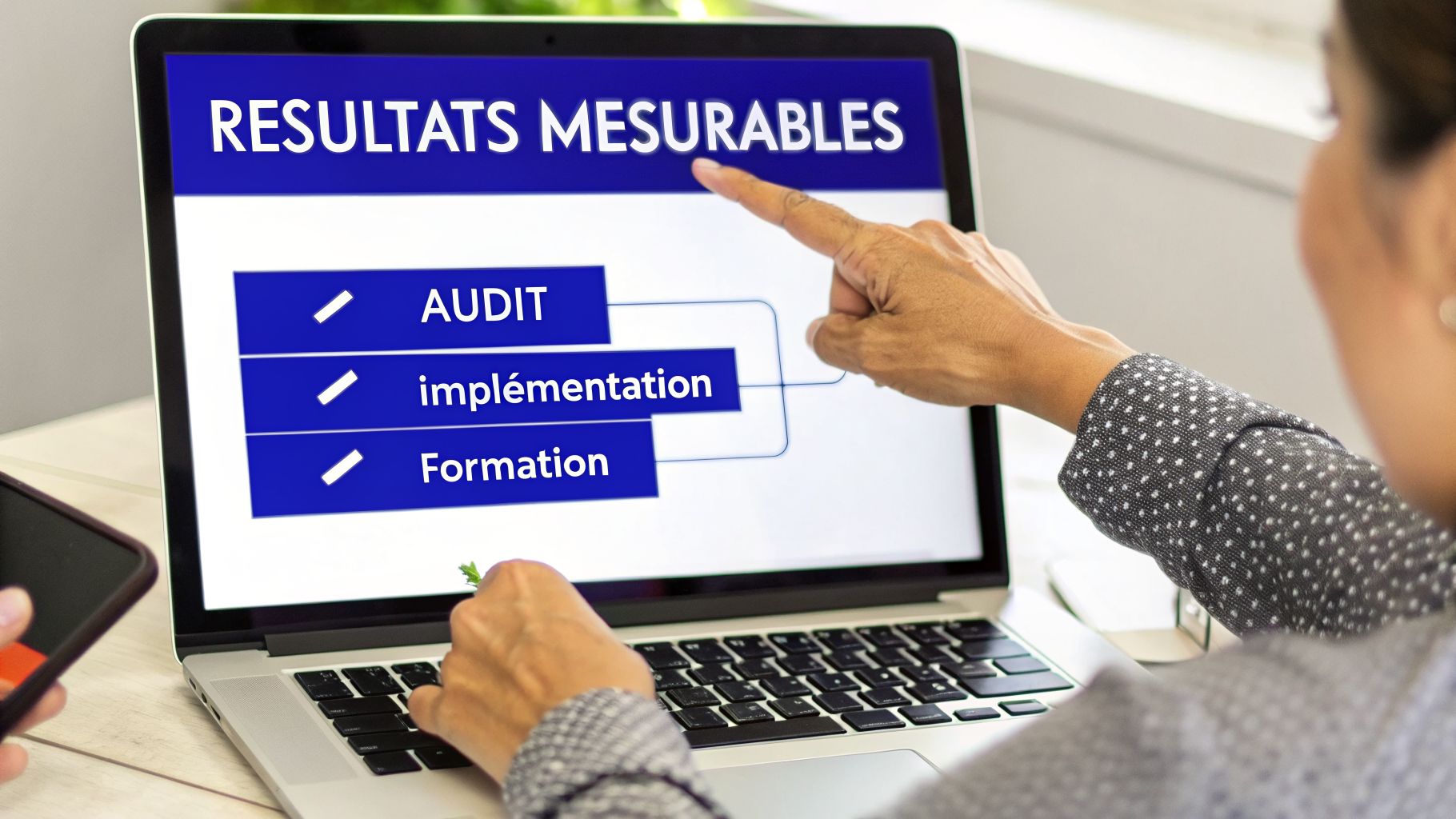 Une femme pointe des résultats mesurables et des étapes d'audit, d'implémentation et de formation sur un ordinateur portable.