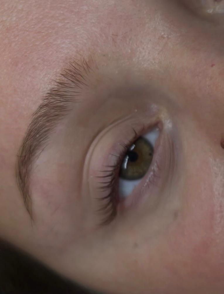 Restructuration des sourcils naturelle sur œil vert – travail précis pour un regard net et harmonieux, résultat sans maquillage.