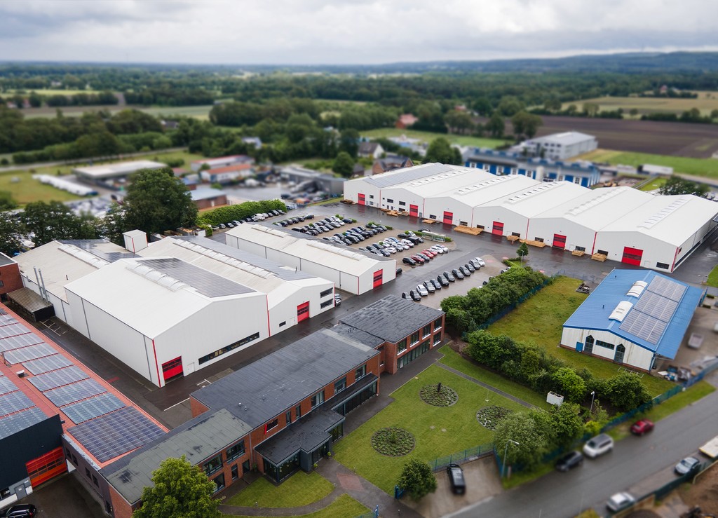 Luftaufnahme eines Industriegebiets mit Hallen und Parkplätzen