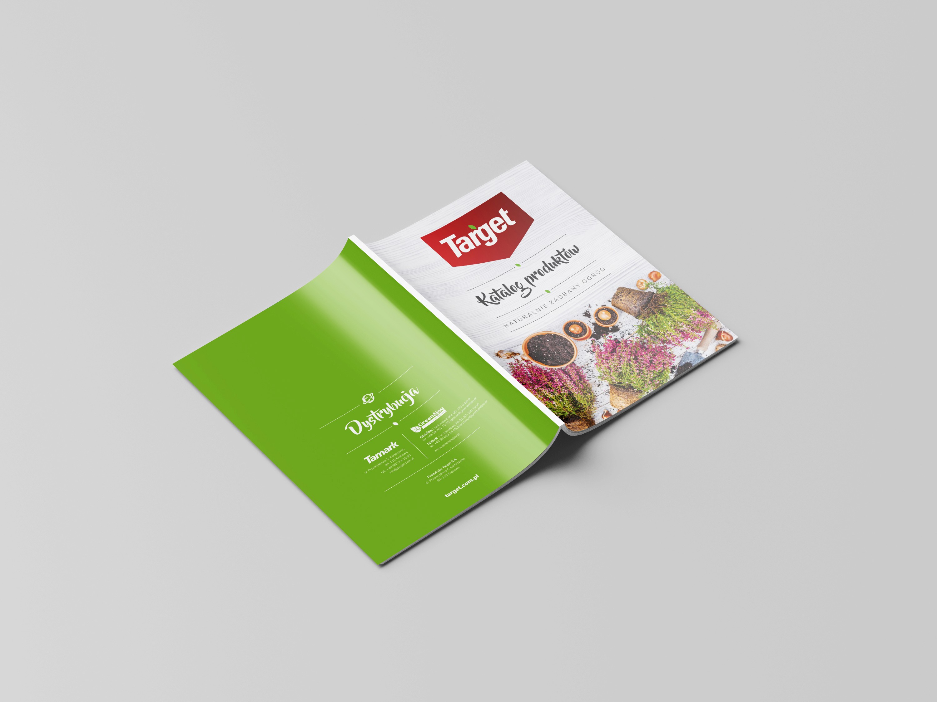 Katalog firmy Target leżący na podłodze. Okładka z przodu oraz tył.
